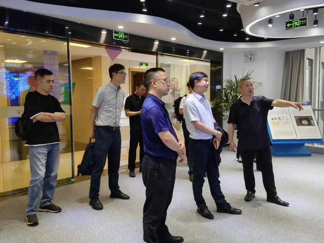 成都市錦江區(qū)委副書記、區(qū)長繆曉波一行蒞臨健培科技考察調(diào)研